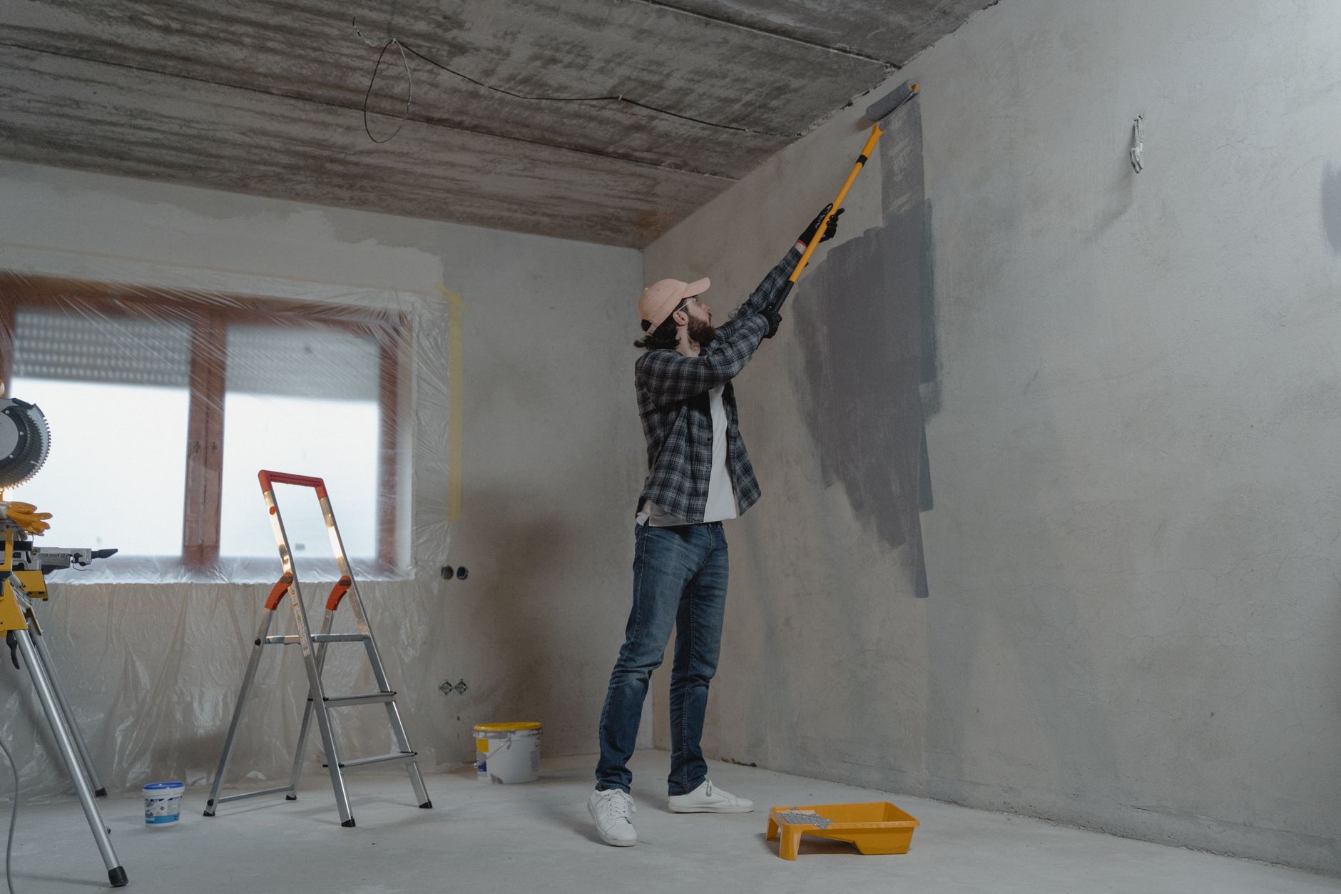 Peintre en bâtiment équipe à Paris